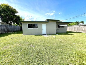 5610 Cleveland St in Hollywood, FL - Building Photo - Building Photo