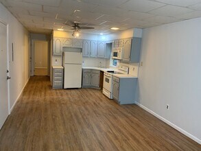 10 E 47th St, Unit Apt 2 in Bayonne, NJ - Foto de edificio - Building Photo