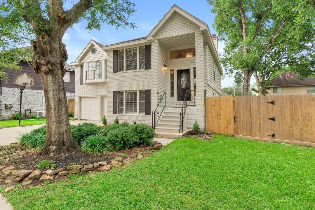 1301 James St in Pearland, TX - Building Photo