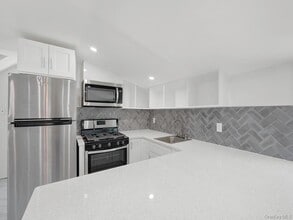 8 Winthrop St in Lynbrook, NY - Building Photo - Building Photo