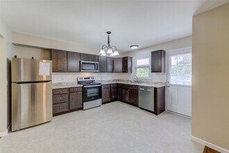 624 S Pam Ave in St. Charles, MO - Building Photo - Building Photo