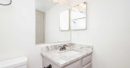 Water's Edge Apartments in Norfolk, VA - Foto de edificio - Building Photo