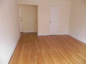 11 Schenck Ave in Great Neck Plaza, NY - Building Photo - Building Photo