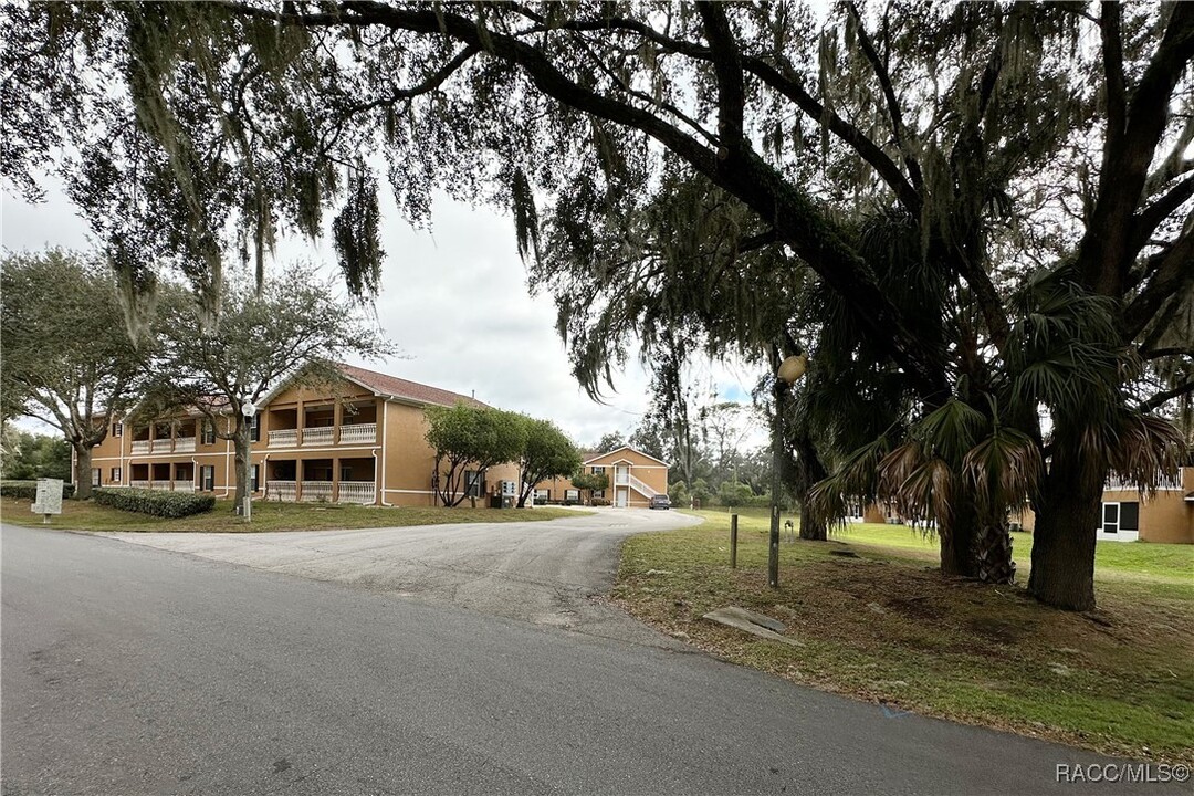 4450 E Windmill Dr in Inverness, FL - Building Photo