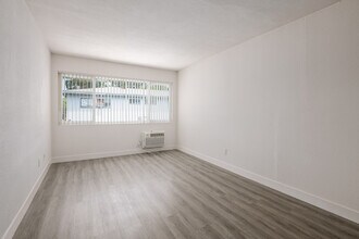6943 Hazeltine Ave in Los Angeles, CA - Building Photo - Building Photo
