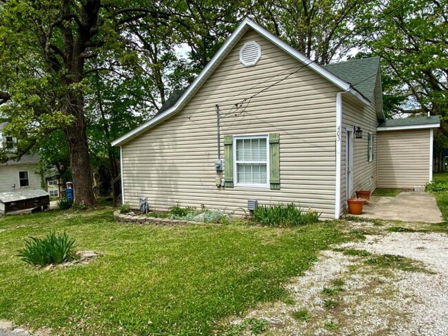 property at 403 E Walnut St