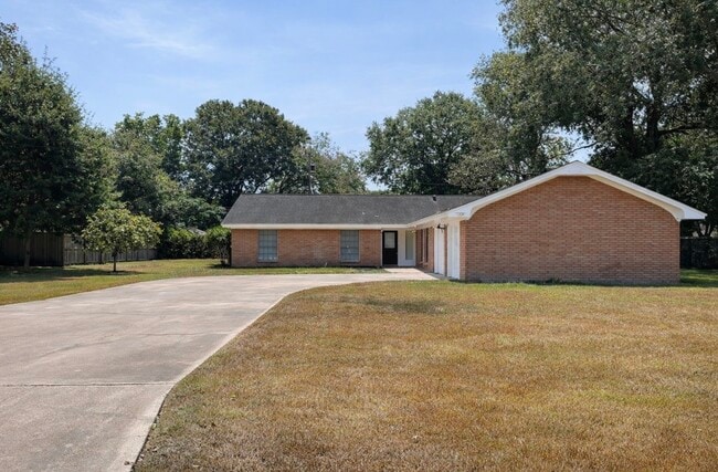 205 E Crestmont Dr in Alvin, TX - Building Photo - Building Photo