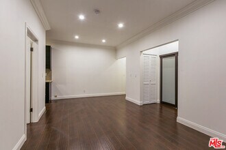 7223 Willoughby Ave in Los Angeles, CA - Building Photo - Building Photo