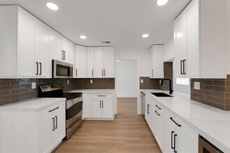 6341 NE 22nd Ave in Fort Lauderdale, FL - Building Photo - Building Photo