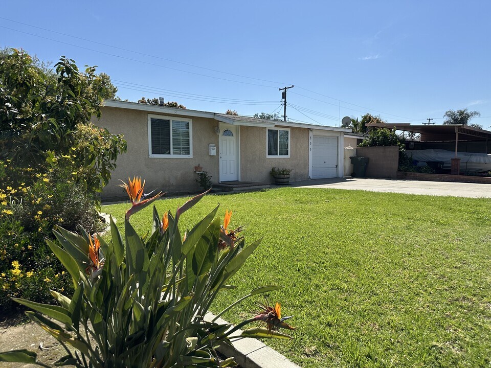606 N Camellia Ave in Ontario, CA - Building Photo