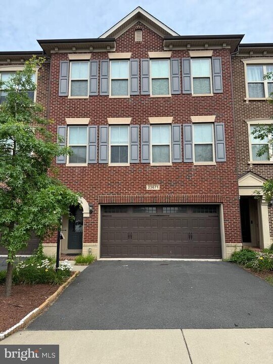 23671 Sailfish Square in Ashburn, VA - Building Photo