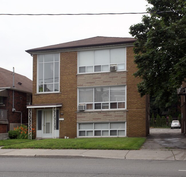 873-875 Ossington Ave in Toronto, ON - Building Photo - Primary Photo