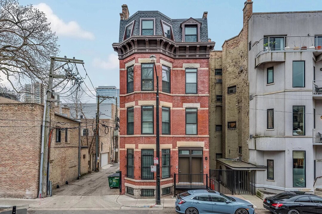 161 W Schiller St, Unit 1 in Chicago, IL - Building Photo