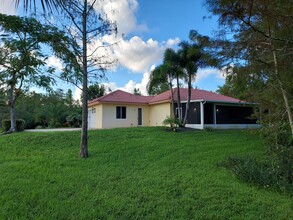 5862 Homeland Rd in Lake Worth, FL - Building Photo - Building Photo