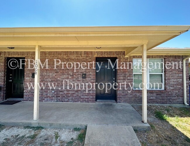 1009 SW Main St in Ennis, TX - Building Photo - Building Photo