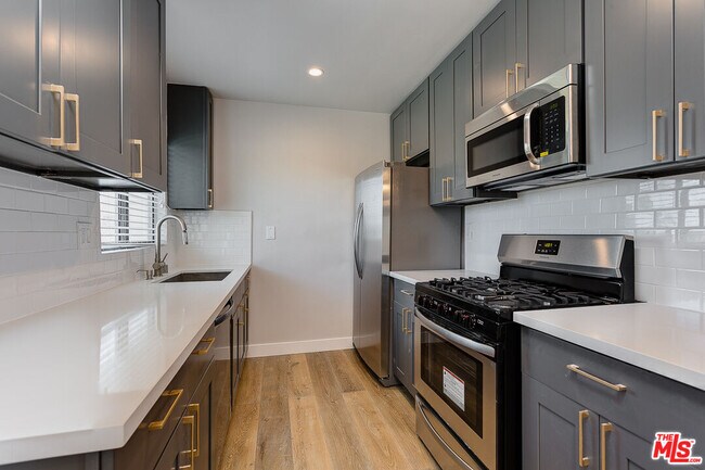 2845 Redondo Blvd in Los Angeles, CA - Building Photo - Building Photo