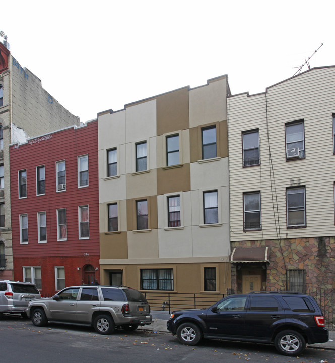 202 Scholes St in Brooklyn, NY - Building Photo