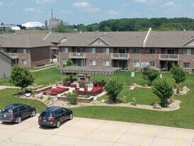 Hillcrest Park Apartments-Student Housing in Cedar Falls, IA - Building Photo