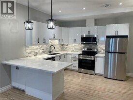 69 E Main St in Welland, ON - Building Photo