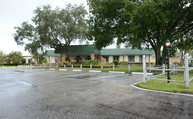 Indianwood Mobile Home Park (596 sites) in Indiantown, FL - Foto de edificio - Building Photo