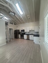6537 Beach Dr SW in Seattle, WA - Foto de edificio - Building Photo