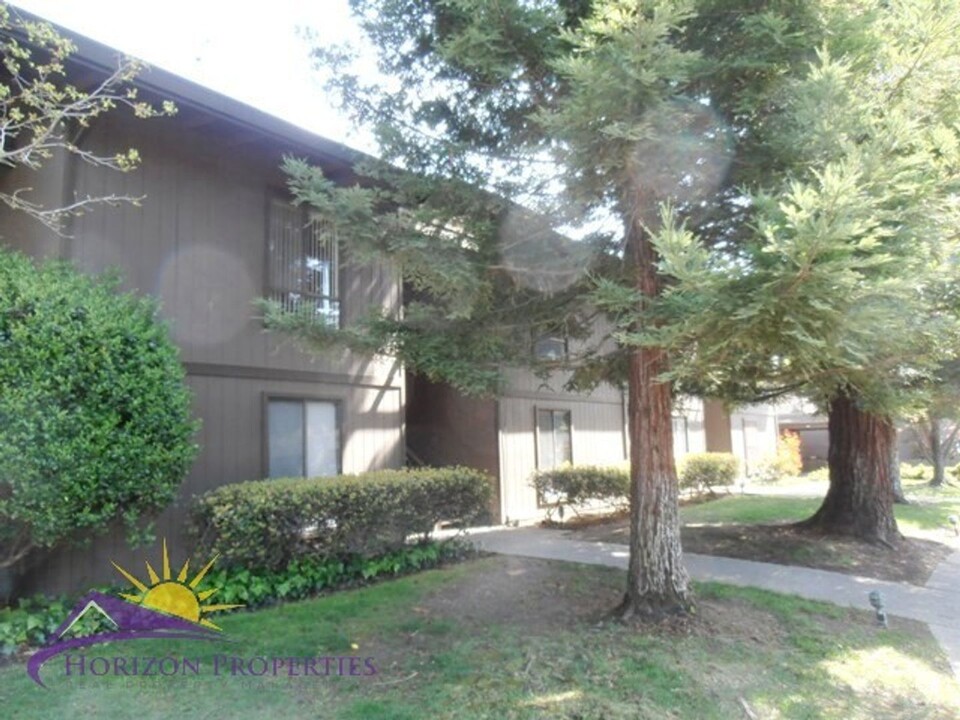 2422 Larkspur Ln in Sacramento, CA - Foto de edificio