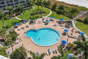260 Seaview Ct in Marco Island, FL - Building Photo