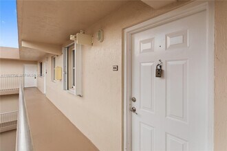 6065 NW 186th St in Hialeah, FL - Building Photo - Building Photo