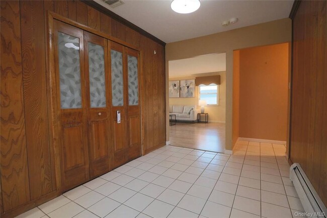 18 Strathmore Village Dr in Centereach, NY - Foto de edificio - Building Photo