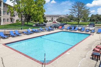 Cambridge Court Apartments in West Des Moines, IA - Building Photo - Building Photo