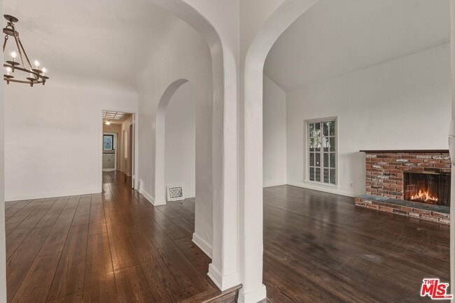 147 S Poinsettia Pl in Los Angeles, CA - Building Photo - Building Photo