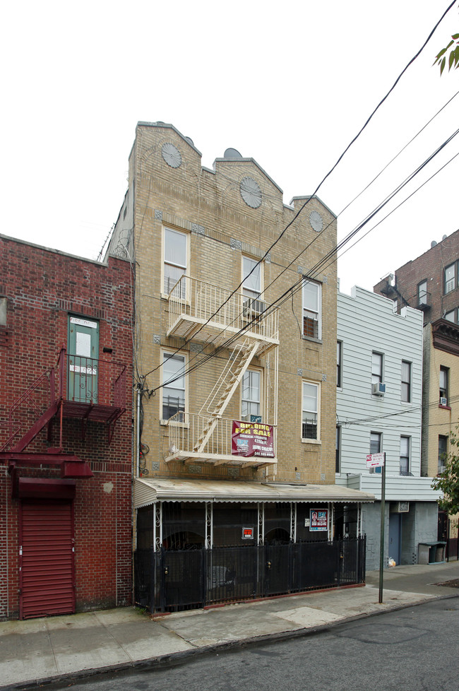 624 E 183rd St in Bronx, NY - Foto de edificio - Building Photo