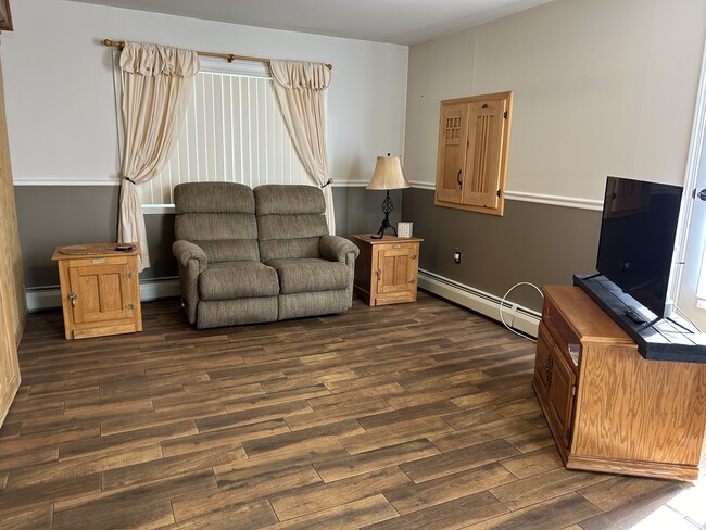 2179 Shartlesville Rd, Unit The Golden Oak Suite in Mohrsville, PA - Foto de edificio - Building Photo