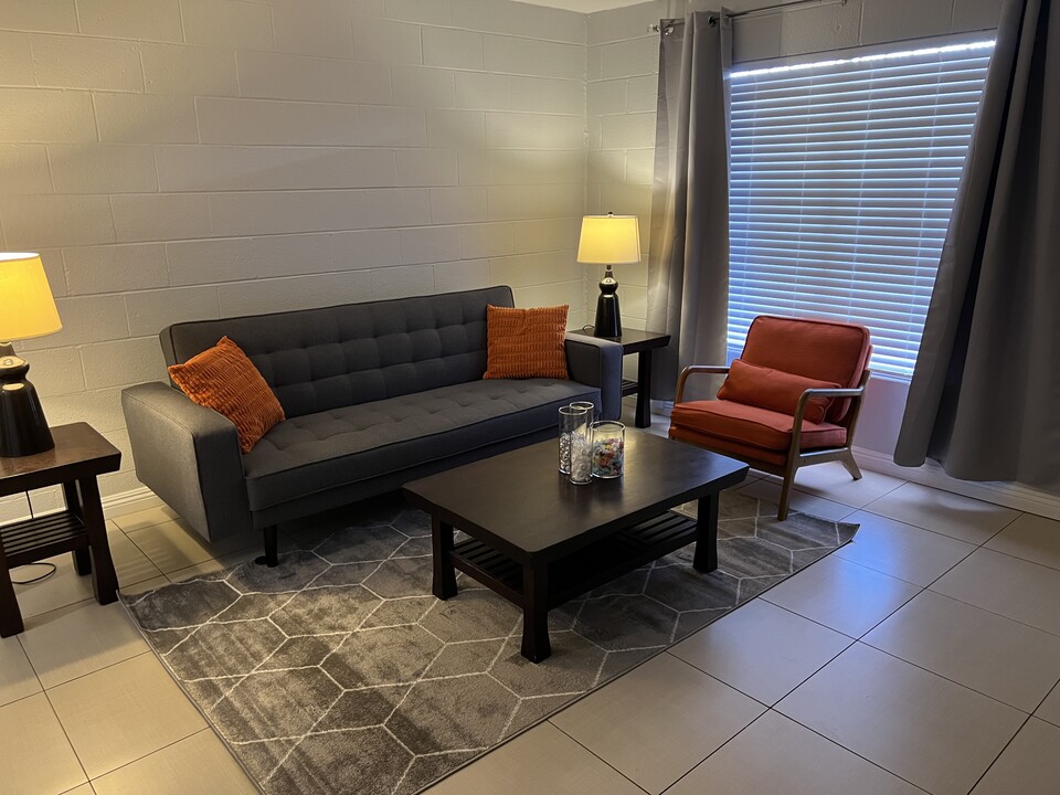 625 S Royal Crest Cir, Unit 16 in Las Vegas, NV - Building Photo