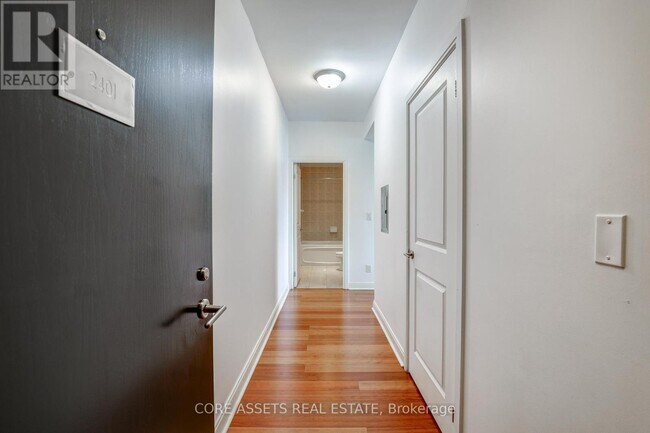 18-2418 Yorkville Ave in Toronto, ON - Building Photo - Building Photo