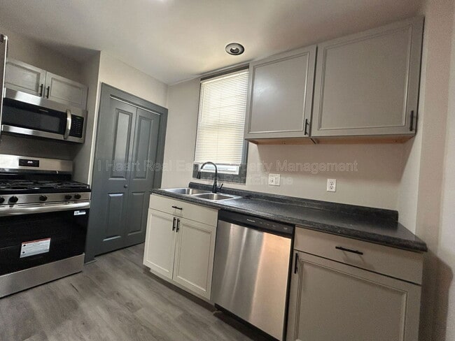 1215 Sullivant Ave in Columbus, OH - Building Photo - Building Photo