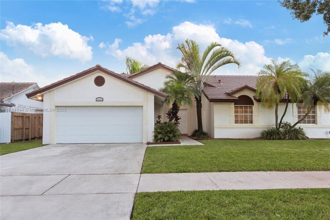14461 SW 161 St in Miami, FL - Building Photo