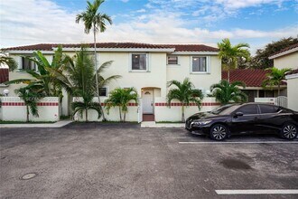 3208 San Remo Cir in Homestead, FL - Foto de edificio - Building Photo