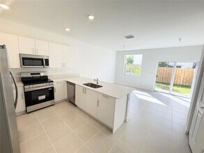 262 SE 27th Dr in Homestead, FL - Building Photo - Building Photo