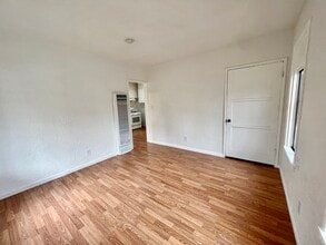2209 S Ridgeley Dr in Los Angeles, CA - Building Photo - Building Photo