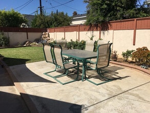 498 Pierpont Dr in Costa Mesa, CA - Building Photo - Building Photo