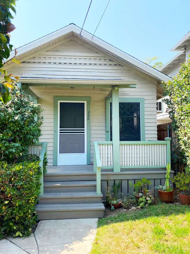 326 W Victoria St in Santa Barbara, CA - Building Photo - Building Photo