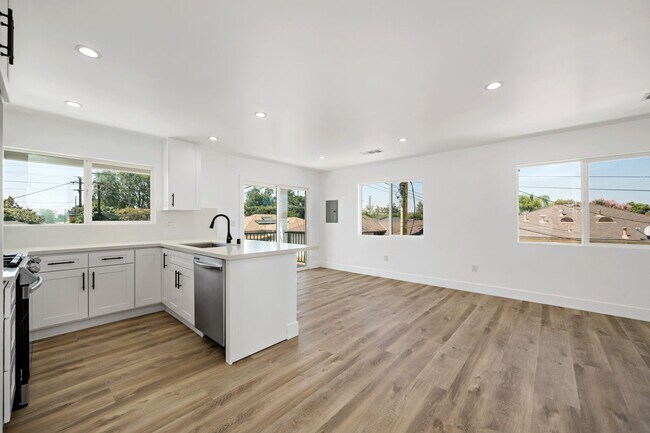 4723 Albury Ave-Unit -4725-02 in Lakewood, CA - Building Photo - Building Photo