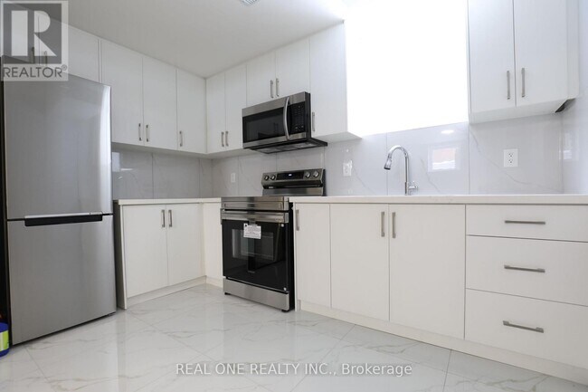 4499 Radisson Crescent in Mississauga, ON - Building Photo - Building Photo