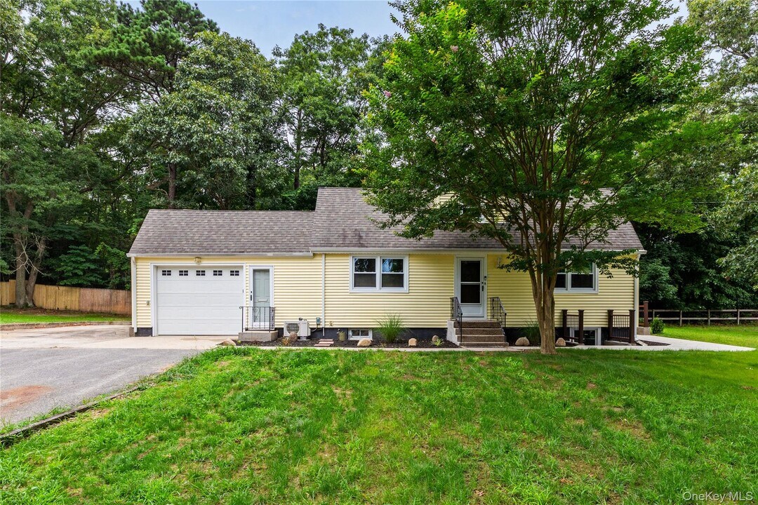 110 E Bartlett Rd in Middle Island, NY - Building Photo