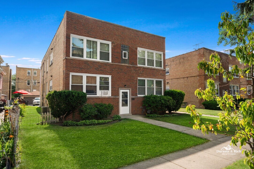 9115 Lamon Ave in Skokie, IL - Building Photo