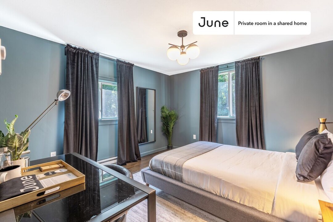 Room in Shared 6 bed/4 bath home in Boston, MA - Building Photo