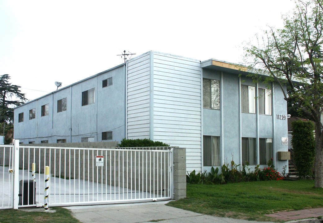 11239 Califa St in North Hollywood, CA - Building Photo