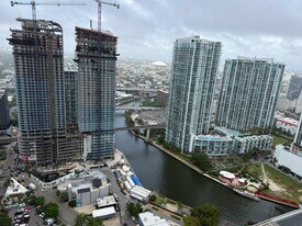 68 SE 6th St, Unit 3906 in Miami, FL - Building Photo