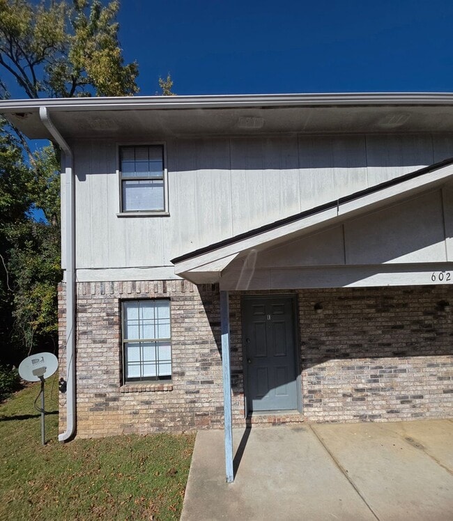 property at 602 W 6th St
